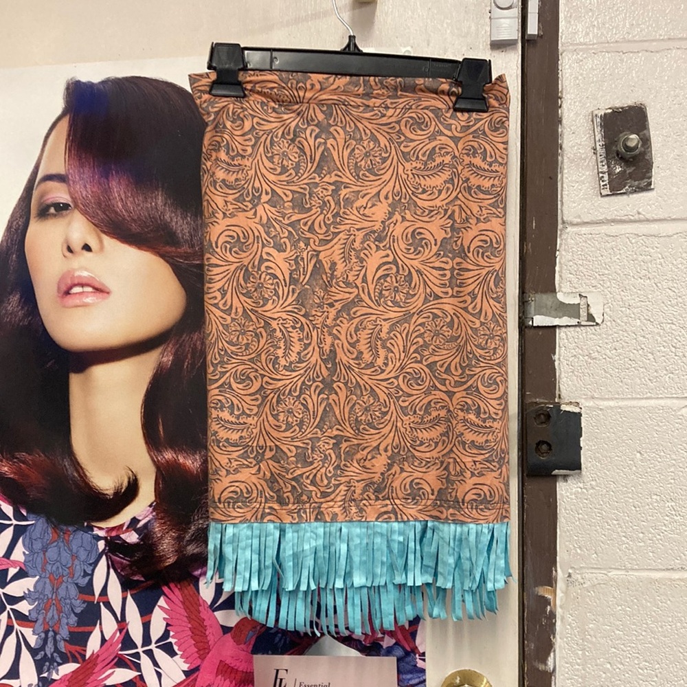 Skirt 92% polyester 8% spandex leather look print with teal fringe